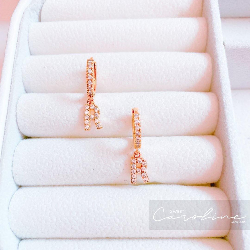 Mini arracadas iniciales - SweetCarolineJWL